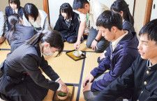 茶道を体験する林口高級中学の生徒ら