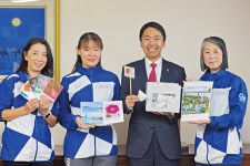 左からプロジェクトの大津理津子さん、清水智子副代表、松尾崇市長、齋藤代表