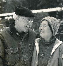 熊坂さん（右）と夫のシュワルツさん／梶原の家で １９８０年 （熊坂さん提供）