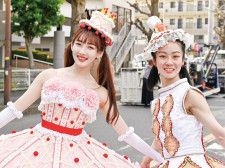 ４月の相模原市民桜まつりの衣装パレードに参加した２人（写真提供／株式会社アトリエヨシノ）