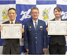 大野さん（左）、三澤さん（右）と飯塚署長