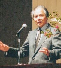 創立100周年記念講演で在校生らに語り掛ける山田さん(写真提供・史料委員会)