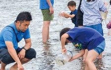 酒匂川でアユ稚魚放流 約１７０人、親子らでにぎわい〈小田原市・箱根町・湯河原町・真鶴町〉