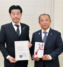 感謝状を受け取った田中社長（左）と本村市長