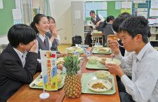 台湾で親しまれている献立を再現した給食を味わう第四中の生徒たち