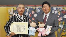 ロボットを手にする中田代表（左）と福田市長