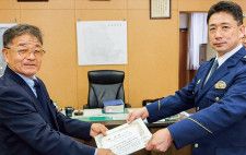 古山秀和秦野警察署長（右）から感謝状を受け取る古谷会長