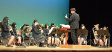 ステージで演奏する川崎北高校吹奏楽部