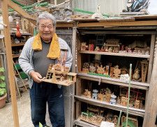 道行く人、ほっこり笑顔 片瀬海岸の飯森さん 端材で木工作品　〈藤沢市〉