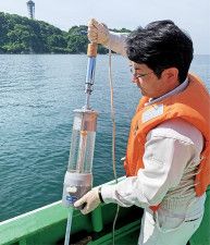 江の島沖で海水を採取する市職員