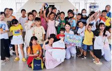 紙芝居を喜ぶベトナムの子ども達＝小林さん提供