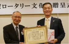 白石会長から表彰状を受け取った田中さん（左）