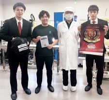 （左から）伊藤選手、小早川さんと従業員、高橋選手