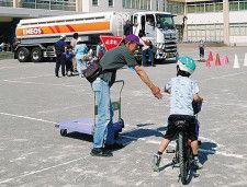 校庭で自転車のルールを学ぶ児童