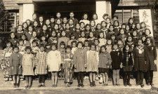 1947年川村小学校での春和会・ひばり児童合唱団の第1回おさらい会（山北町提供）