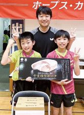 賞品を手に笑顔の櫂司さん（左）と真司さん（中央）、瀧司さん（右）