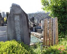 三ツ沢墓地内にある、横浜戦災者慰霊碑