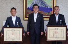 受章報告をした飯田さん（左）・小清水さん（右）と高橋市長