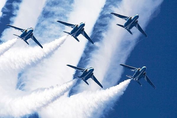 【ブルーインパルス】次回の飛行は5/28の美保基地航空祭 C-2輸送機の空挺降下なども