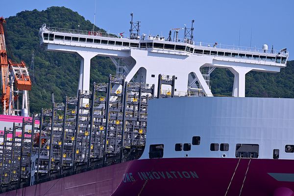 なんというデカさ…日本で竣工「世界最大級のコンテナ船」 デカすぎて日本に帰ってこれません!?