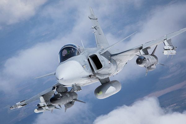 ウクライナに「グリペン」戦闘機も？ 供与なるか F-16より“ウクライナ向き”な理由