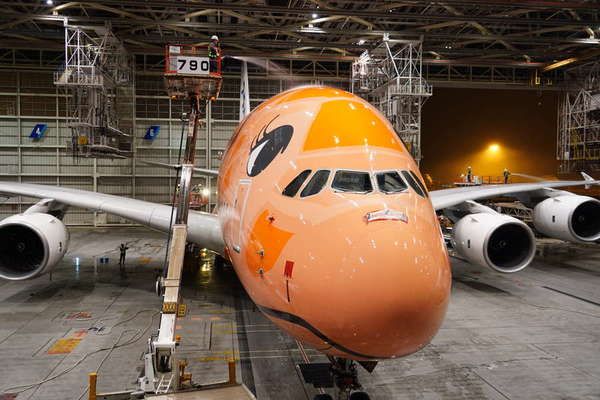 他機と作業どう違う？ ANA巨大機「オレンジのA380」初の機体洗浄… 21年受領も”乗客未踏の機体”
