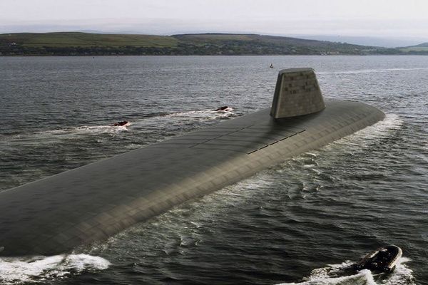 「潜水艦が道を走ってる!?」家よりデカい新型艦をわざわざ「陸上輸送」する理由とは