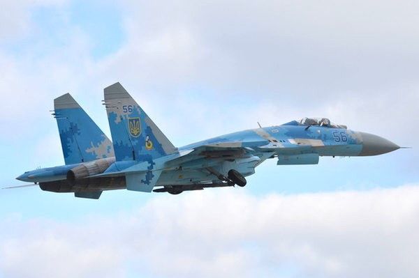 ウクライナ軍の戦闘機が超低空でミサイル発射！急角度で旋回も 「驚愕の機動飛行」映像が公開