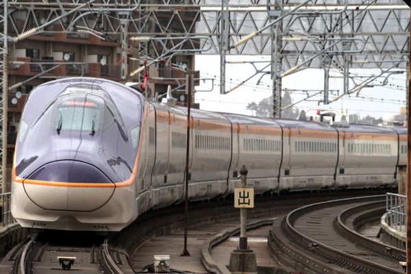 日本初のミニ新幹線「400系」山形新幹線2代目「E3系」ナニが画期的？ 一時は “日本最速” にも