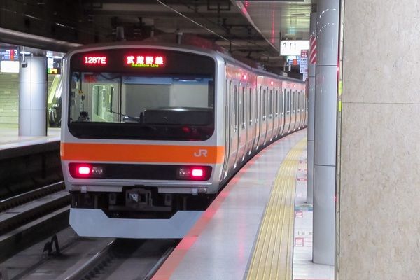 東京駅に残るナゾの案内表示「シャトル マイハマ」って何だ？ フシギな名前の列車 いつ走ってた？