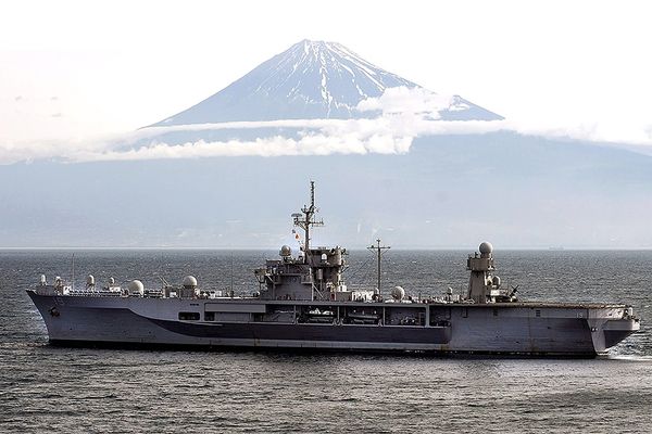 ほぼ“戦わない旗艦” マッカーサーも乗った「揚陸指揮艦」が生まれたワケ “生き残り”は今も日本に
