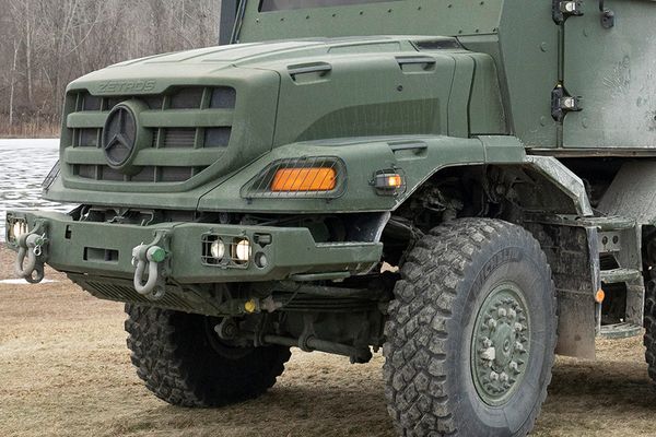 え、8輪駆動!?」ベンツの新型“化け物トラック”がスゴい！ 悪路を