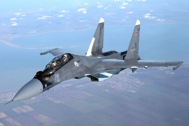ロシア軍の「万能戦闘機」に真横から“刺客”が迫る 攻撃の瞬間を捉えた映像が公開