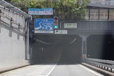 八重洲トンネルの入口（斎藤雅道撮影）。