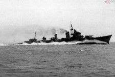 1943年5月、京都府北部の宮津湾外を全力で公試航行中の駆逐艦「島風」（2代目）（画像：アメリカ海軍）。