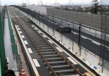 東名阪道のリニューアル工事現場に現れた「線路」（画像：NEXCO中日本）。