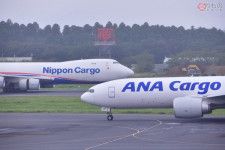 NCA（日本貨物航空）とANAカーゴの両貨物機（深水千翔撮影）。