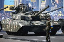 ロシアによるウクライナ侵攻前の2021年8月にキーウで行われた独立30周年記念式典でパレードするBM「オプロート」戦車（画像：ウクライナ国防省）。
