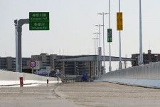 首都高本線の真横で、ほぼ完成した高速大師橋の新設橋桁（乗りものニュース編集部撮影）。