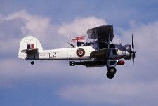 1988（昭和63）年5月、イギリスで行われたNATOによる歴史的展示飛行でデモンストレーションする1943（昭和18）年製の「ソードフィッシュ」（画像：アメリカ国防総省）。