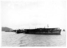 旧日本海軍の航空母艦「冲鷹」。撮影はトラック島とされ、飛行甲板には双発機が確認できる（画像：Public domain、via Wikimedia Commons）。