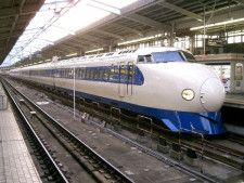 開業時から東海道・山陽新幹線で走り続けた0系電車（画像：写真AC）。