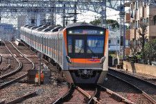 成田スカイアクセス線のオレンジ色の電車（画像：写真AC）。