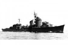 水上特攻として沖縄へ向かう途中、戦艦「大和」（写真奥）を護衛する駆逐艦「冬月」（手前）。「涼月」とする説もある（画像：アメリカ海軍）。