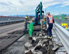 名神高速の一宮JCT東側で行われている、中央分離帯縁石の撤去作業（画像：NEXCO中日本）。