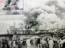 地震後に大火災が広まりつつある頃の有楽町駅付近。左上写真は炎上した当時の警視庁（『関東大震大火記念写真帖』より）。
