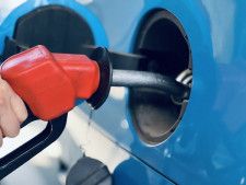 ガソリン価格の上昇が止まらない。写真はイメージ（画像：写真AC）。