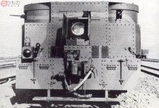 九四式装甲列車の先頭に立つ警戒車。30cm探照灯を中央に、左右には九二式重機の銃塔が配置されている。下部には障害物を排除する排障器がある（画像：月刊PANZER編集部）。