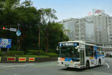 横浜駅西口をでる相鉄バス（画像：相模鉄道）。
