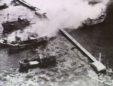 1945年7月、八戸港で空襲をうける機帆船（画像：アメリカ海軍）。